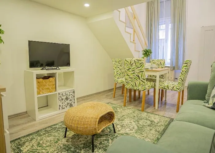 アパート Cosy Flat In Akacfa Str., Aya
